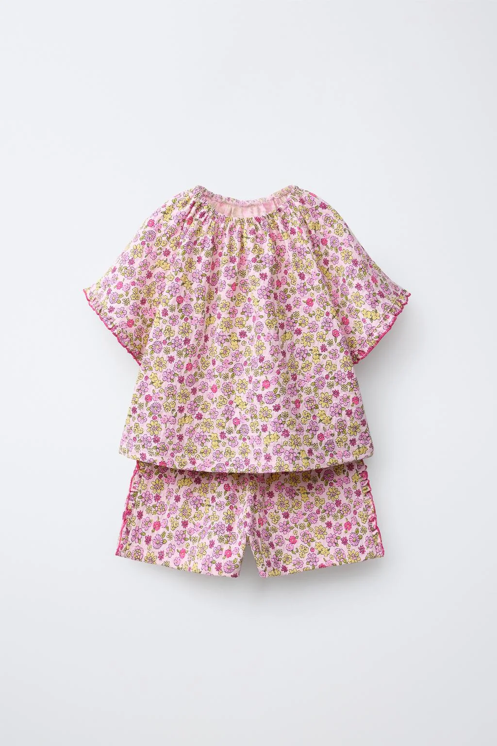 Комплект: футболка и бермуды с текстурным принтом — Шорты