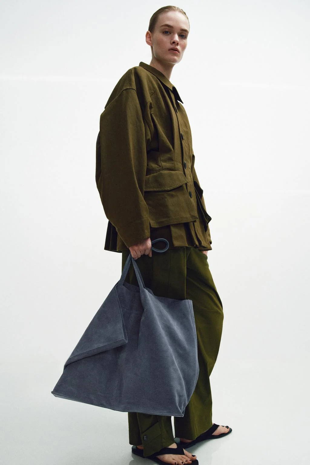 Макси-сумка с разрезом из замши