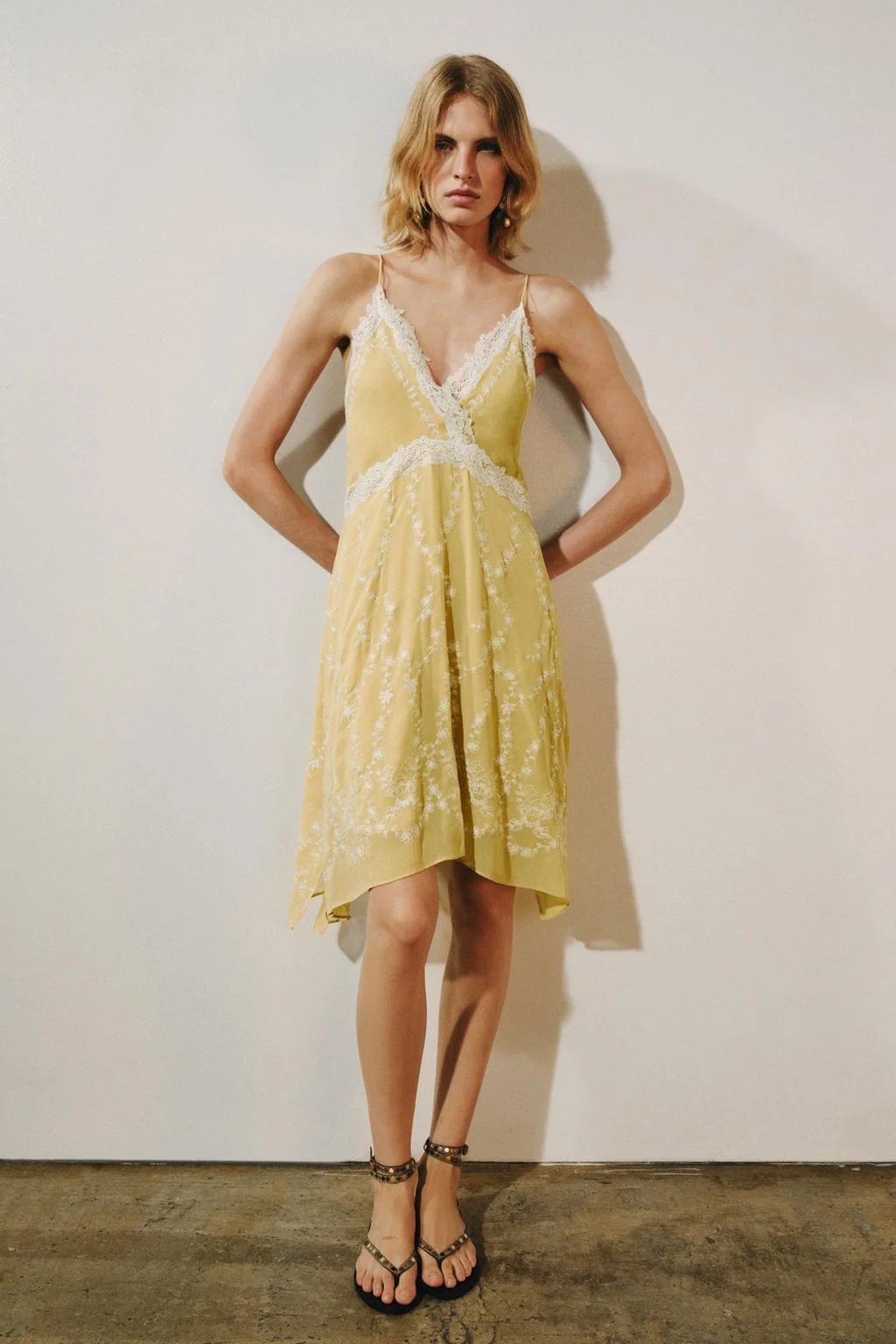 Платье короткое с вышивкой ZW Collection