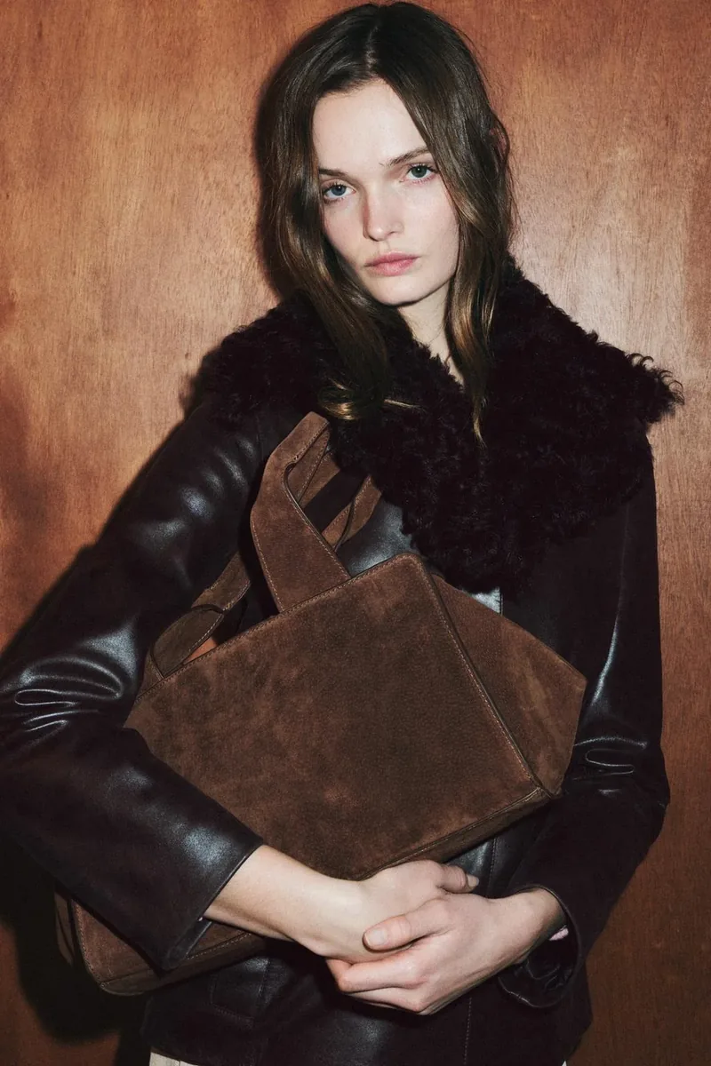 Сумка из кожи с разрезанной замшей и двумя ручками