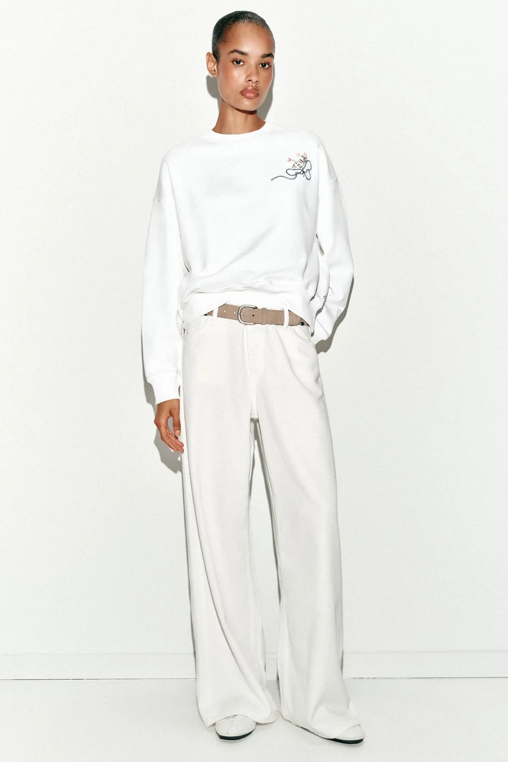 Свитшот с вышитым цветком — Свитшоты