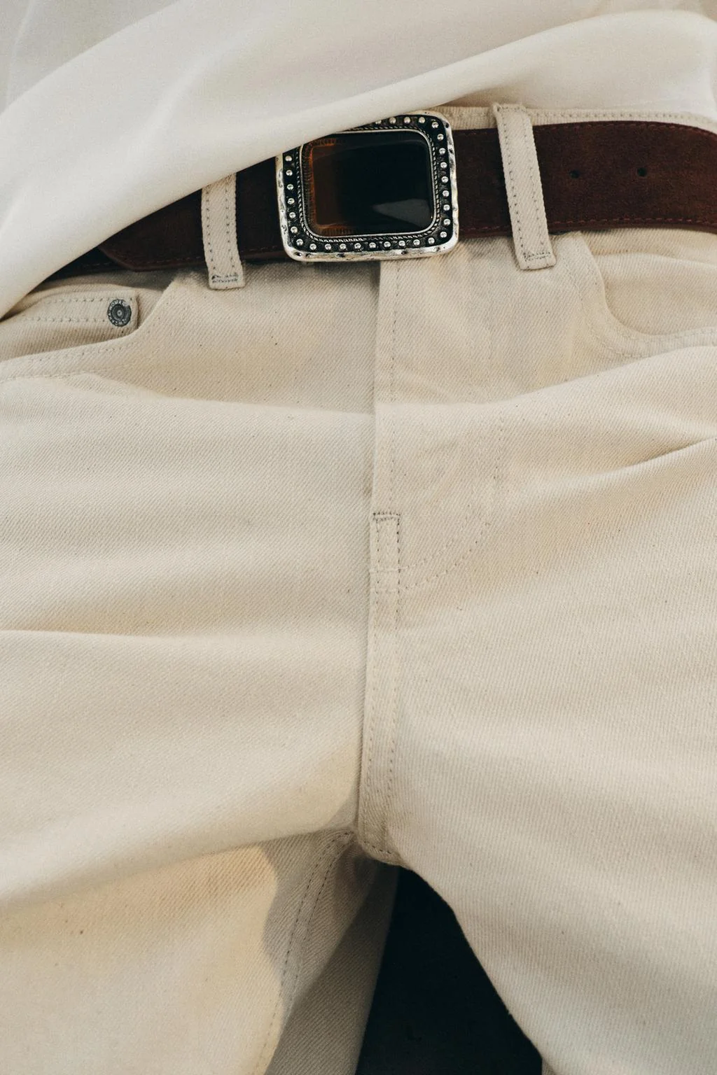 Ремень из 100% замши с каменной пряжкой