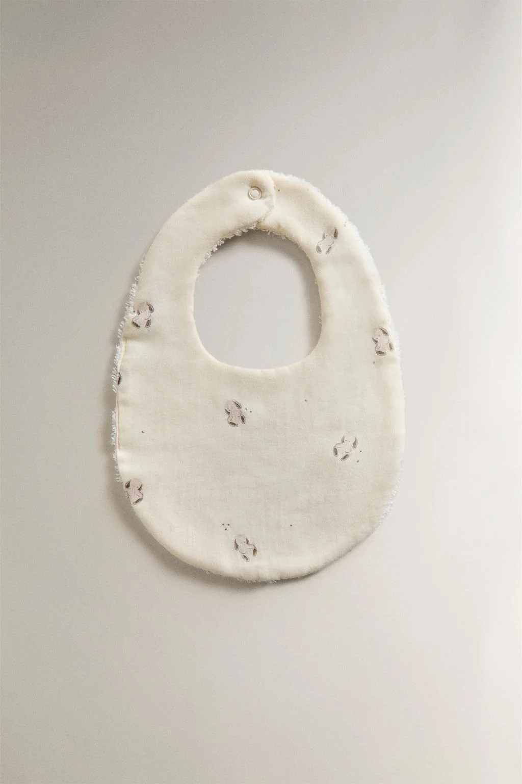 Детский нагрудник с зайцем — Гаузы | муслинные площадки | биби