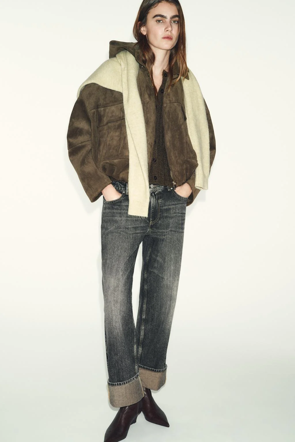 Оверсайз куртка-бомбер из искусственной замши с капюшоном