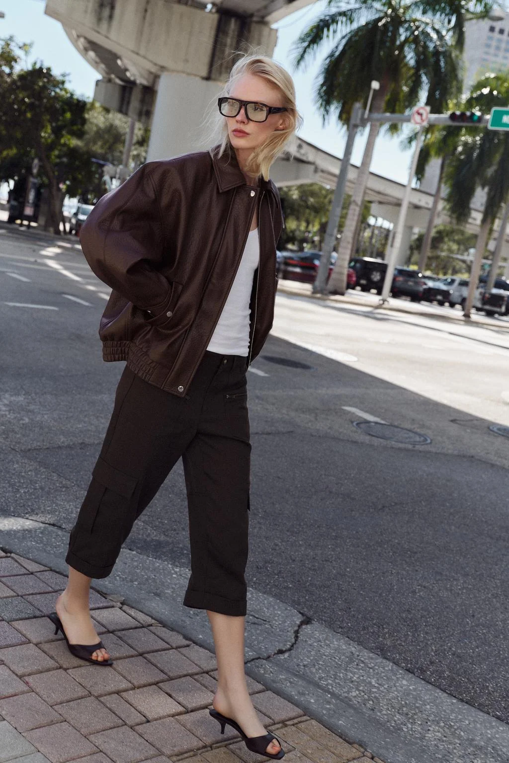 Куртка-бомбер эффект кожи