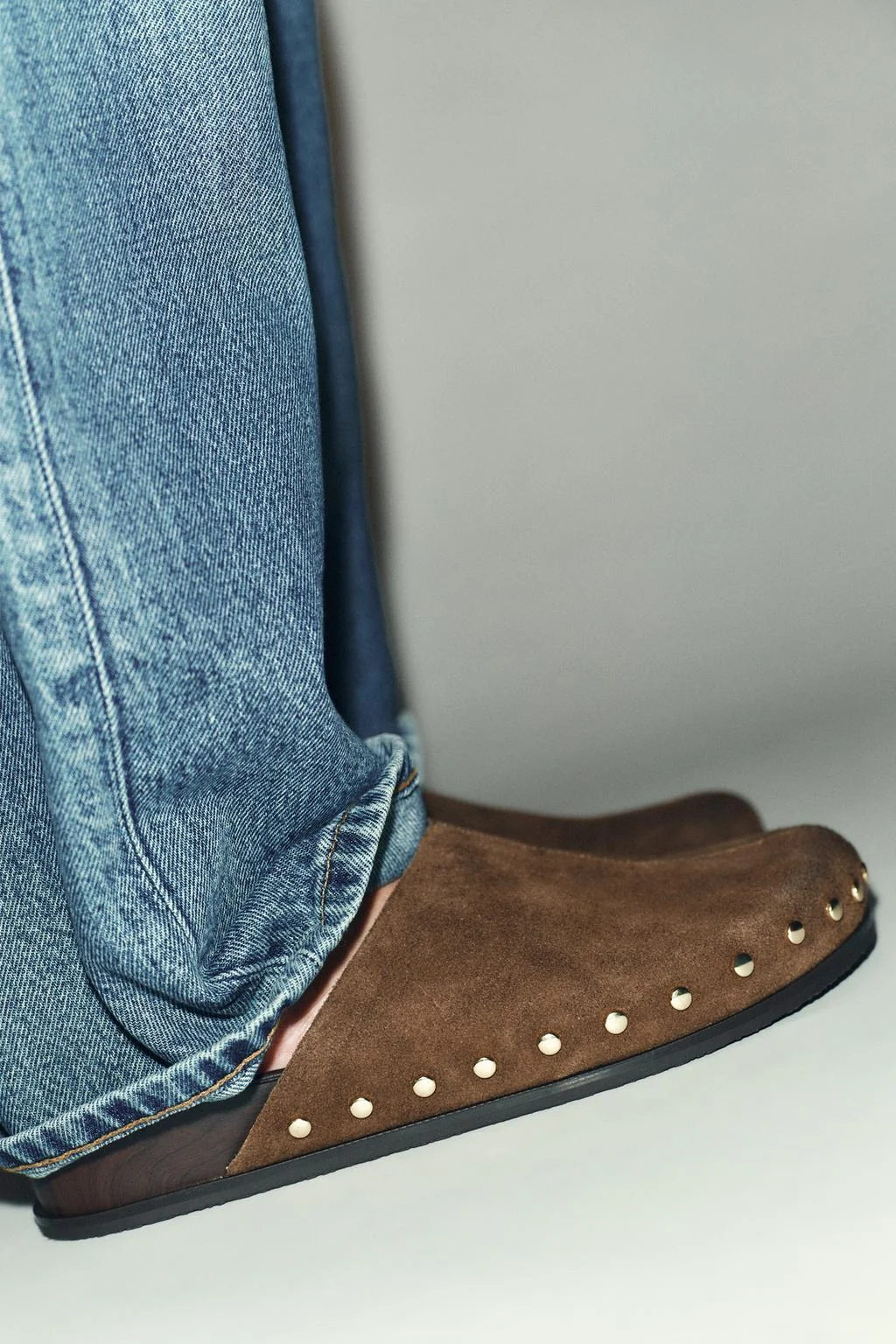 Сабо из кожи с заклёпками