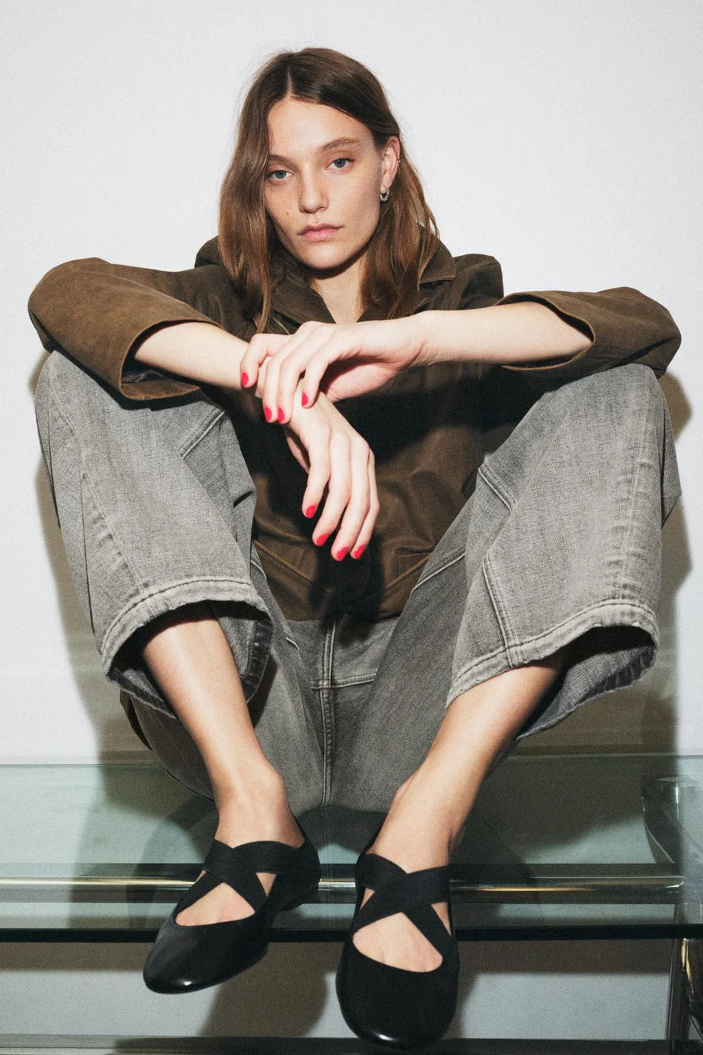 Кожаные балетки с перекрещенными резиновыми ремешками — Специальные цены