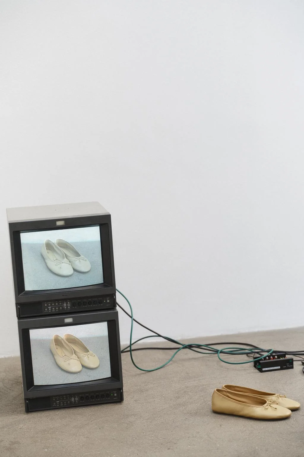 Кожаные балетки с бантом