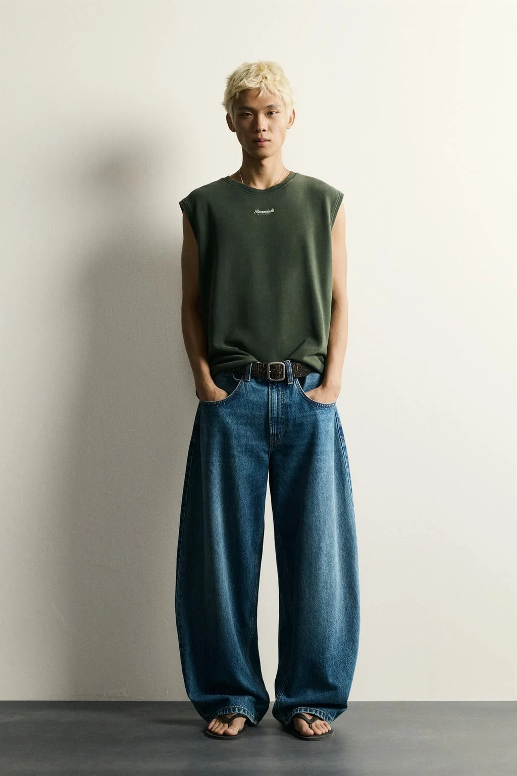 Топ-свитшот relaxed fit с вышитым слоганом