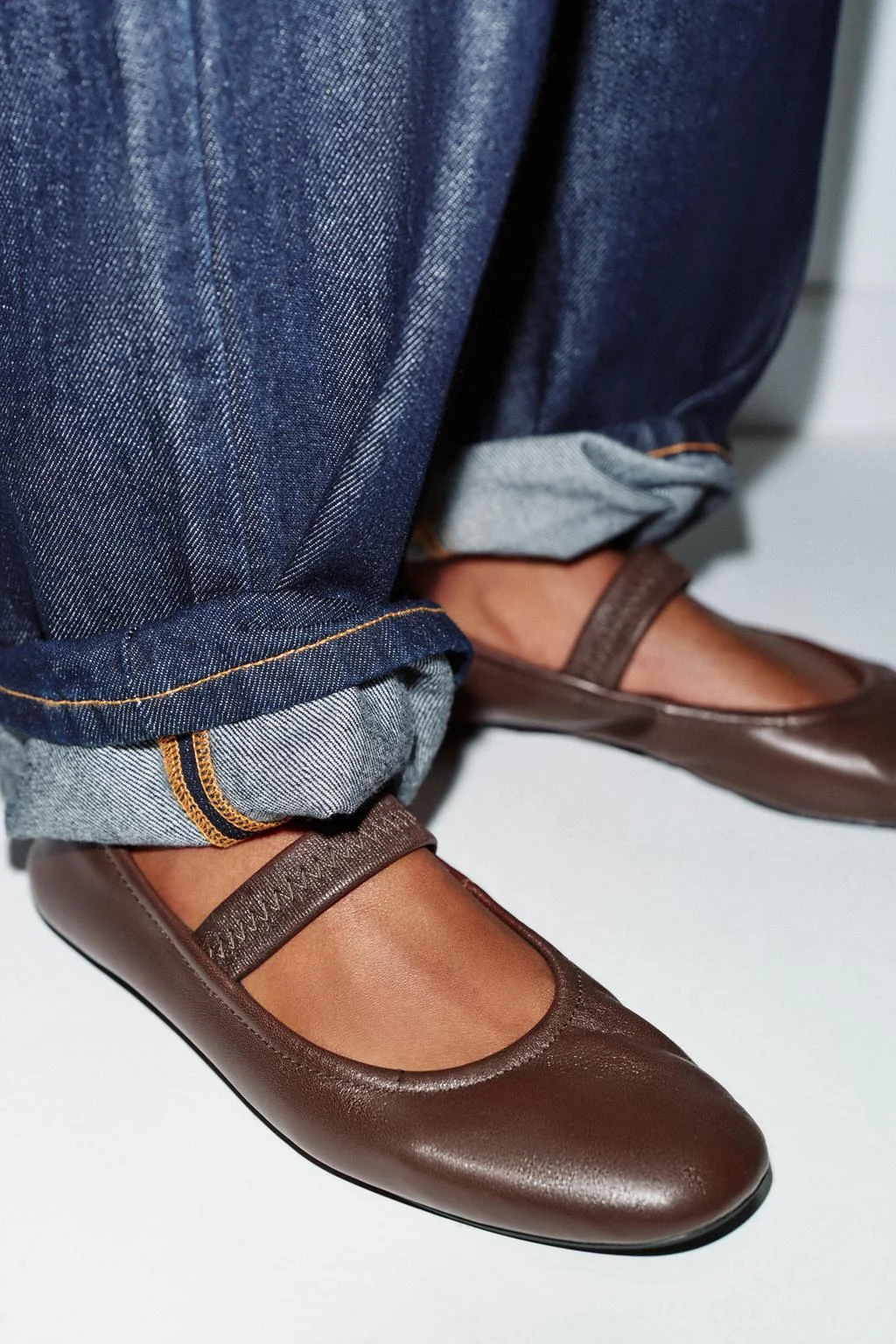 Кожаные балерина с резиновым ремешком