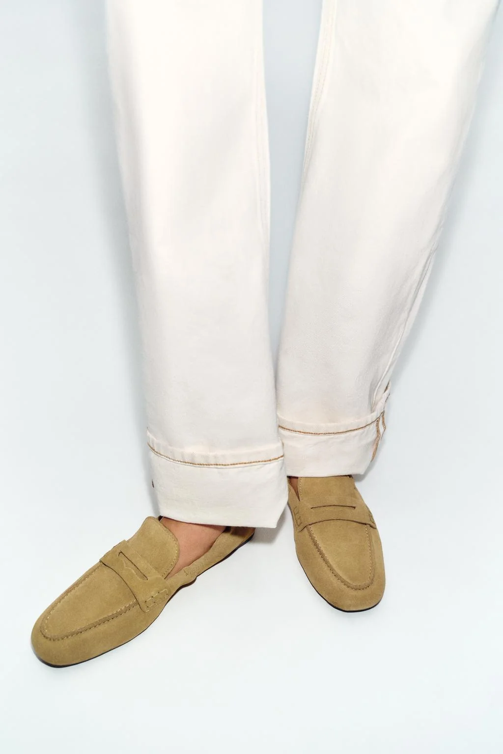 Замшевые лоферы с оборками и разрезом