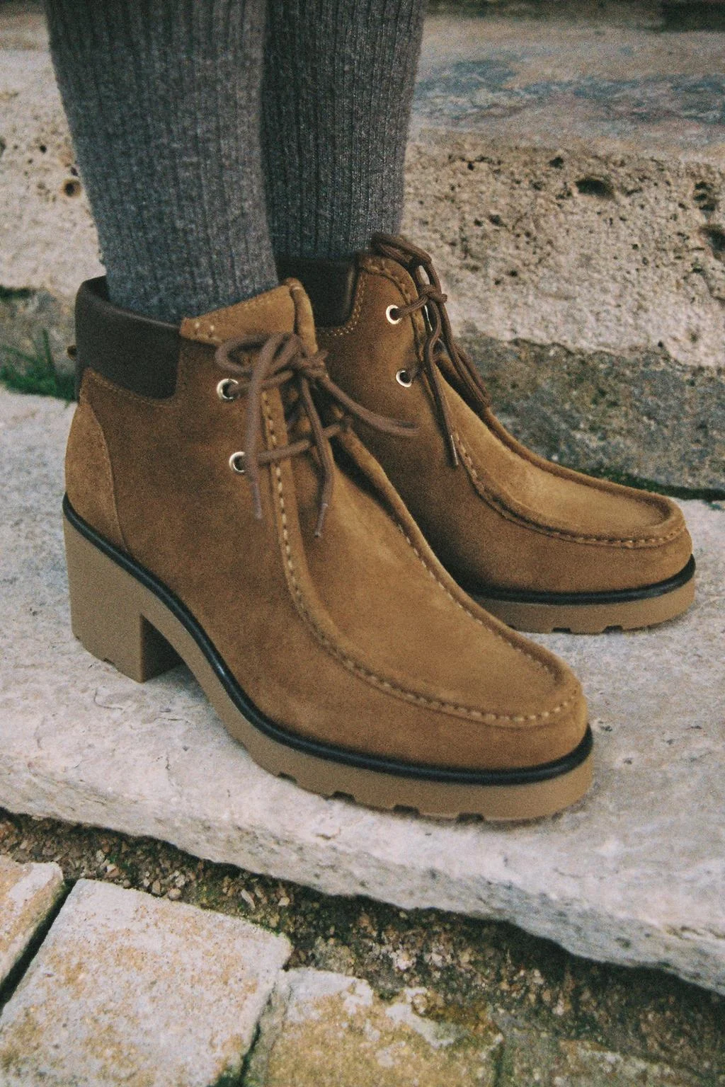 Ботинки на каблуке на шнуровке
