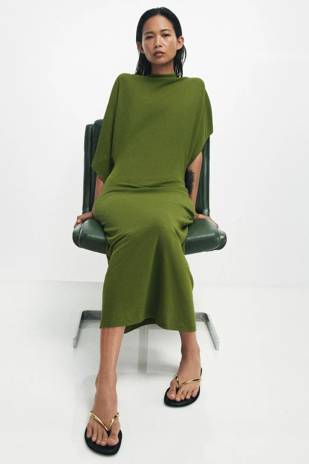 Сандалии с металлическим декором