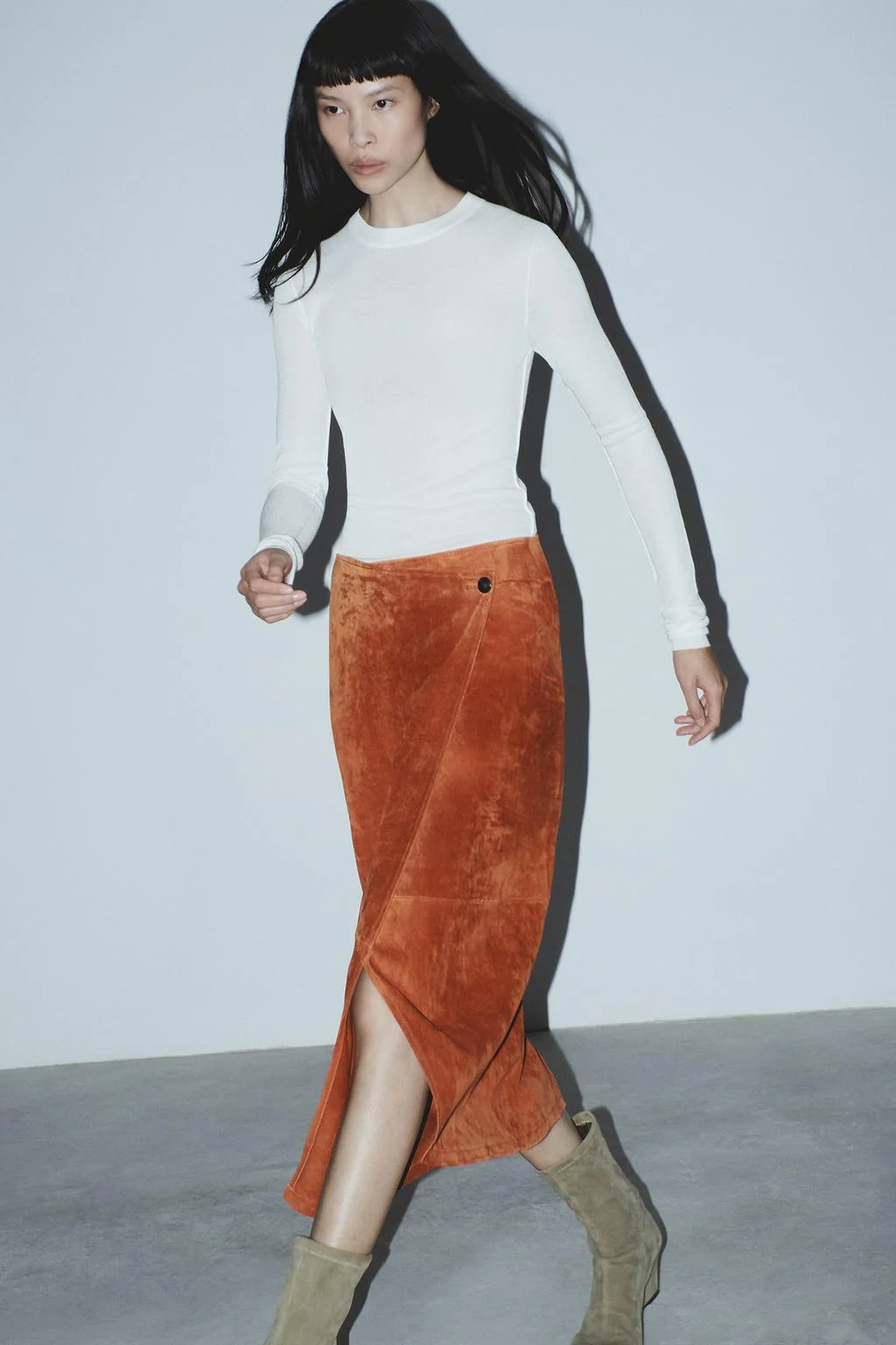 Замшевые ботильоны на клине