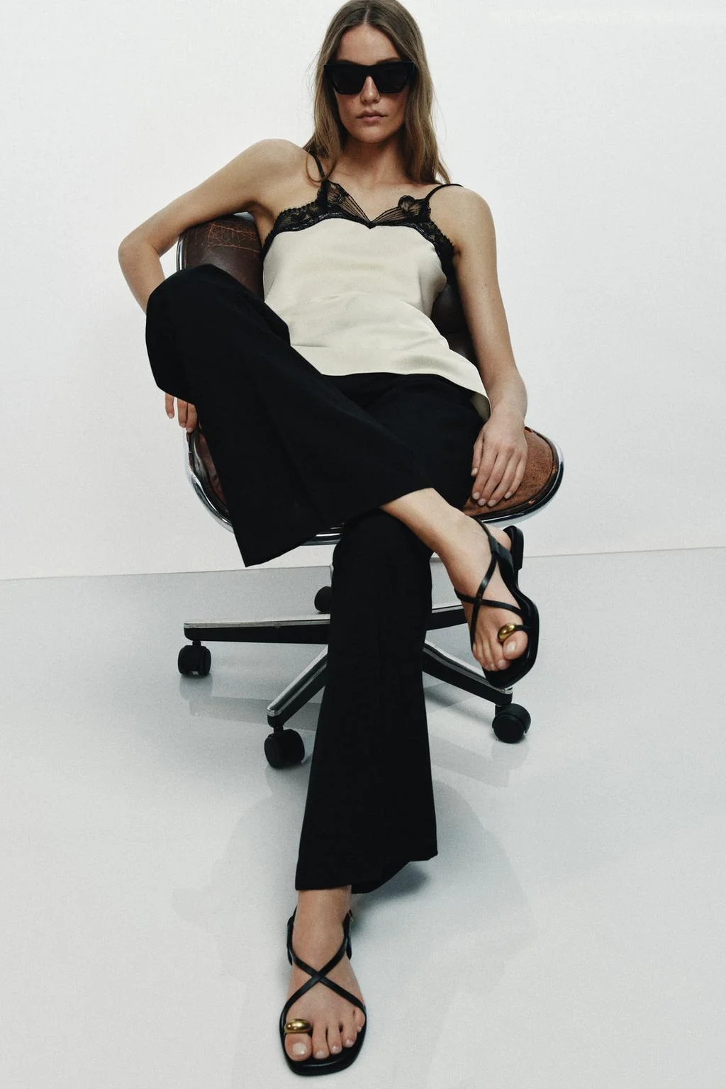 Плоские сандалии с металлическими деталями