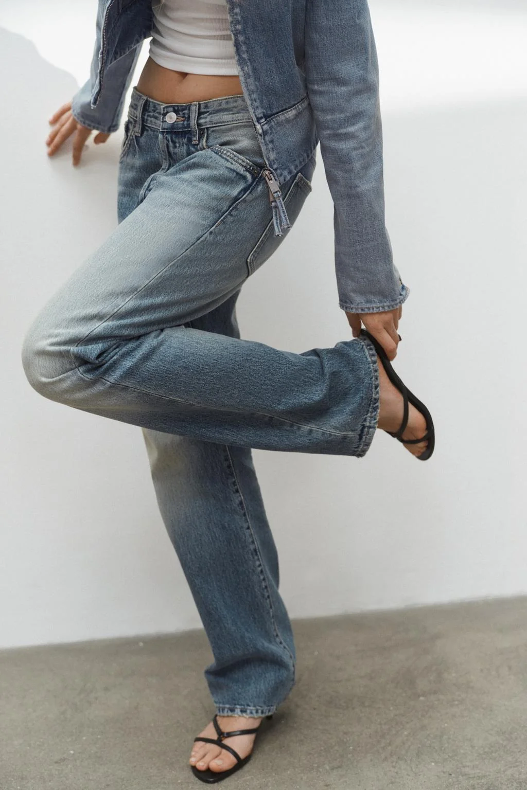 Сандалии на котятке с металлическим декором