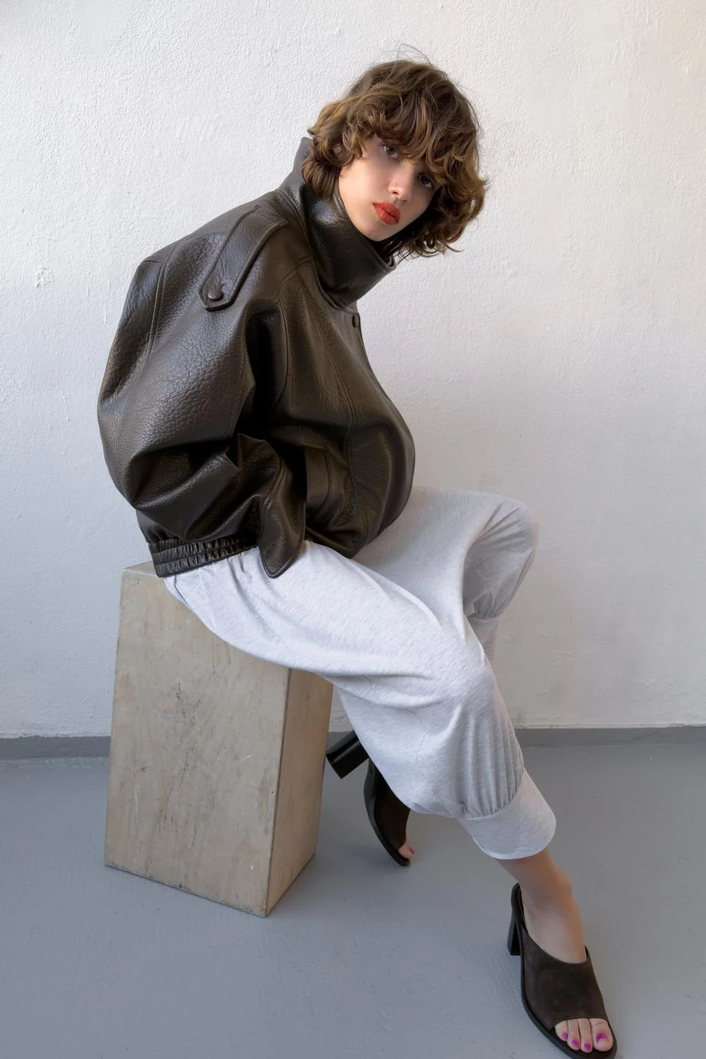 Сандалии на блоке из кожи