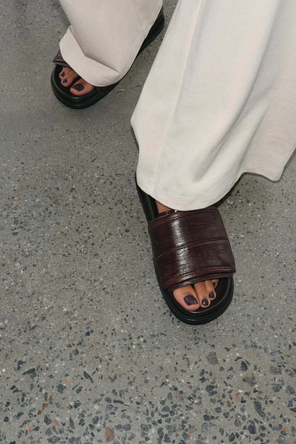 Плоские кожаные сандалии