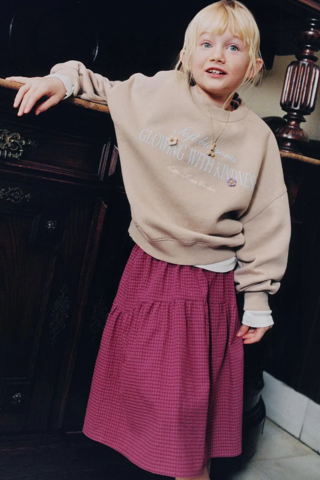 Свитшот с логотипом и цветами