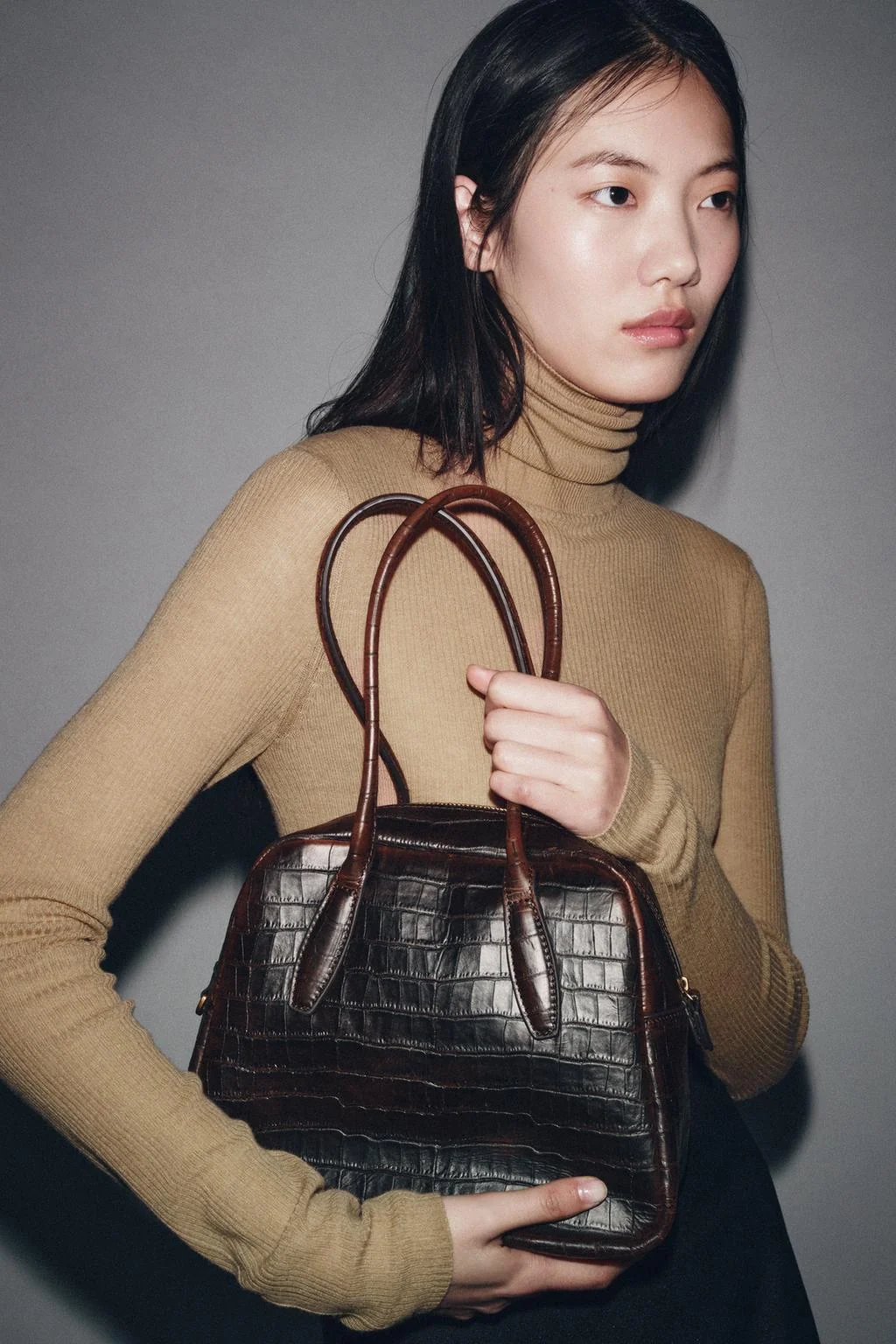 Кожаная боулинг-сумка с тиснением