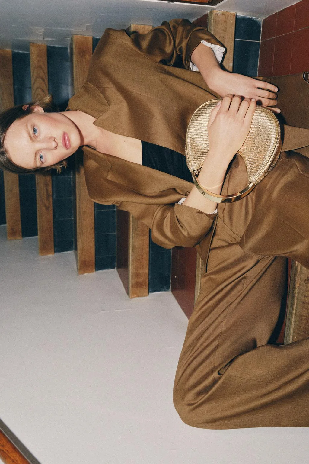 Сумка с металлизированной ручкой