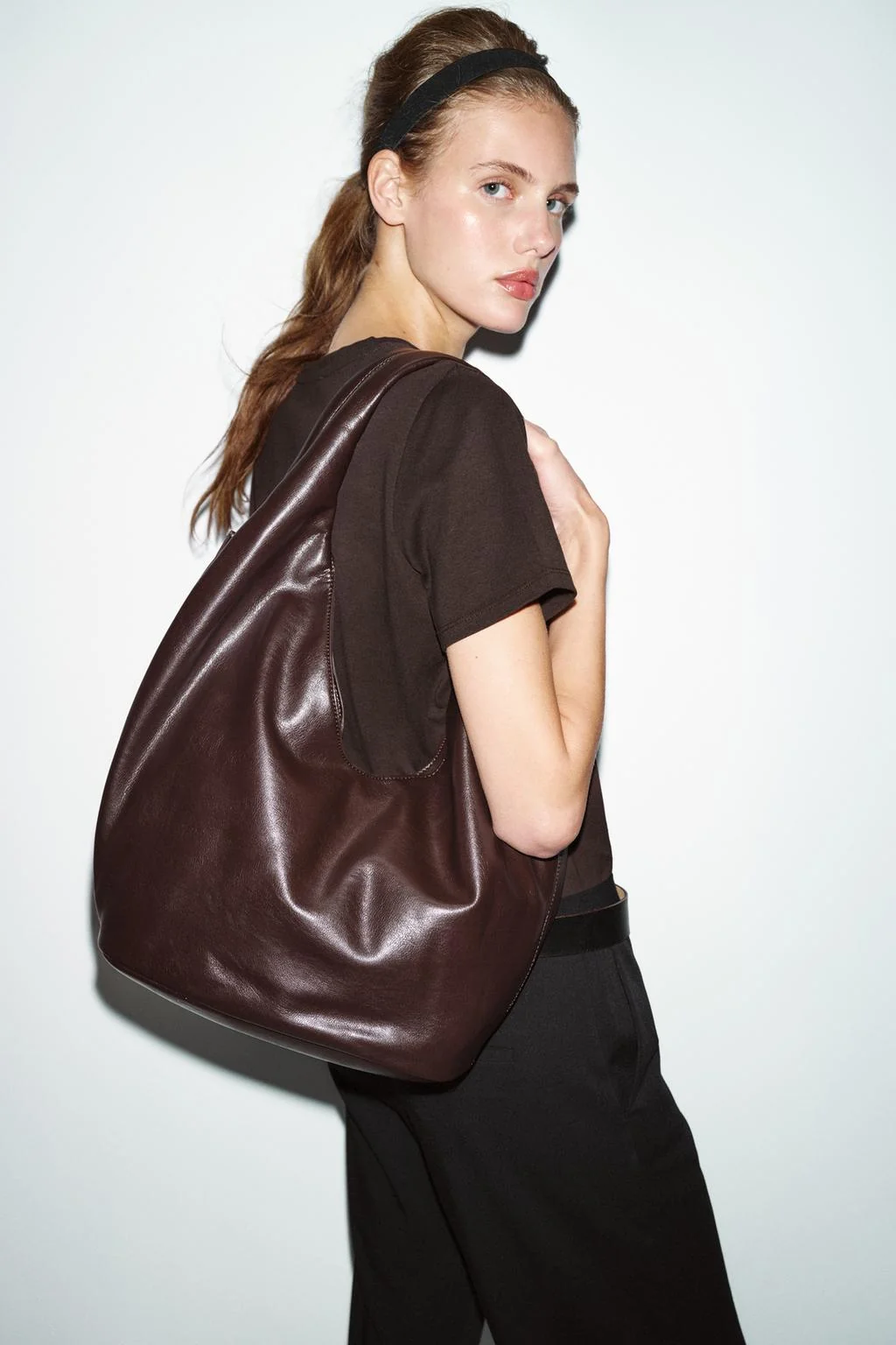 Макси-сумка с люверсом и боковой молнией