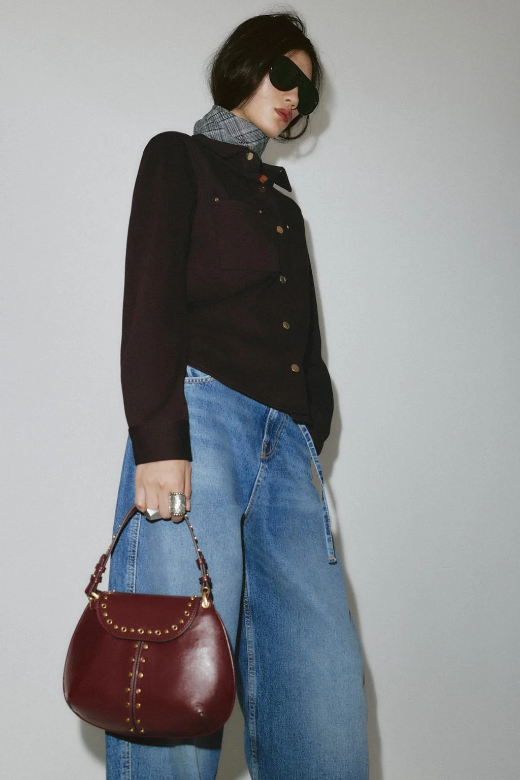 Сумка на плечо с заклёпками