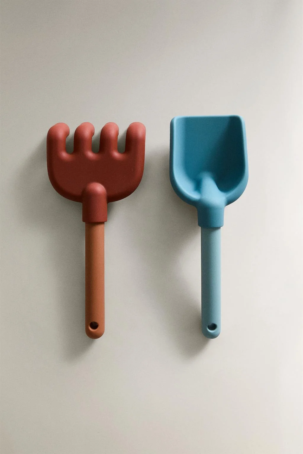 Детский набор из силиконовой лопатки и граблей для пляжа (набор из 2) — Аксессуары