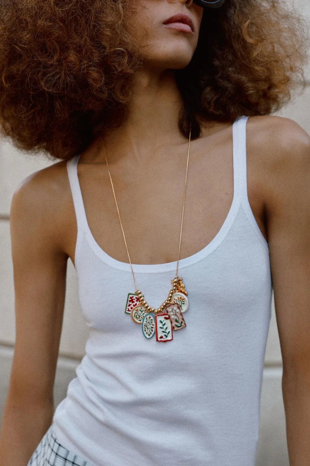 Набор из 2 колье с подвесками в виде цветов из смолы