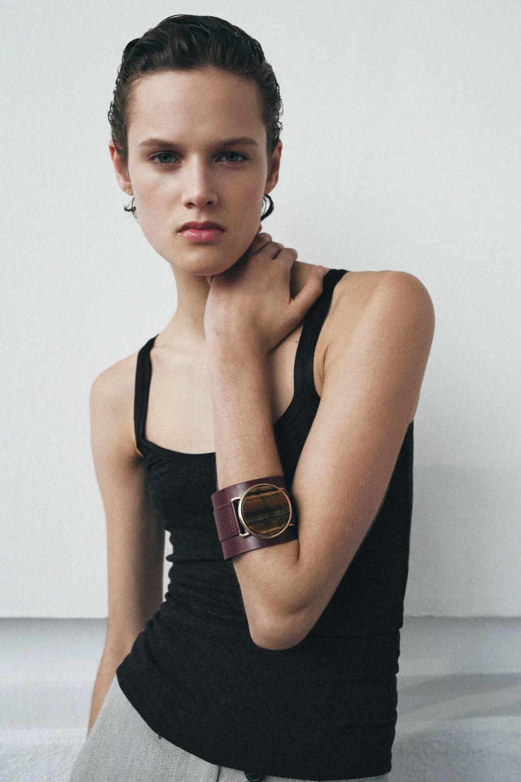 Макси-браслет из жёсткой кожи с камнем