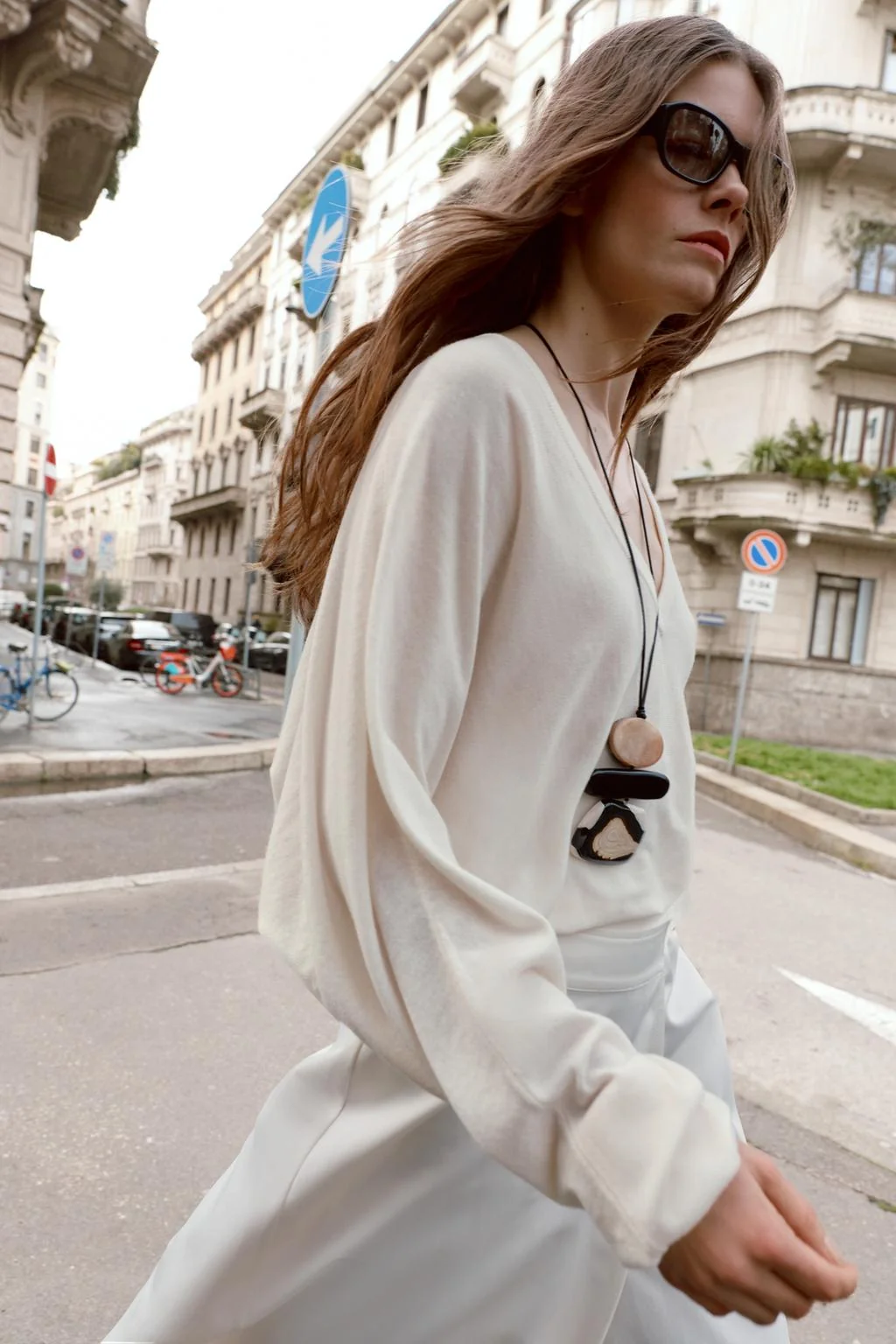 Ожерелье из кожаного шнура и смолы