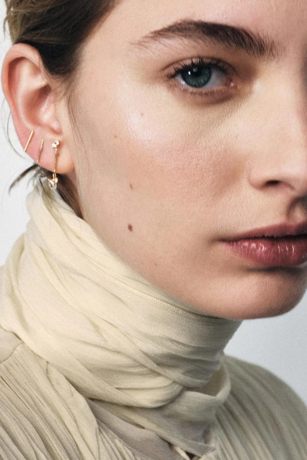 Набор минималистичных серьг с кристаллами