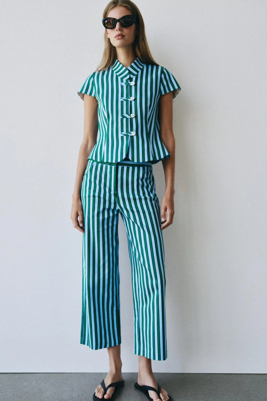 STRIPED TOP WITH FROG FASTENING
