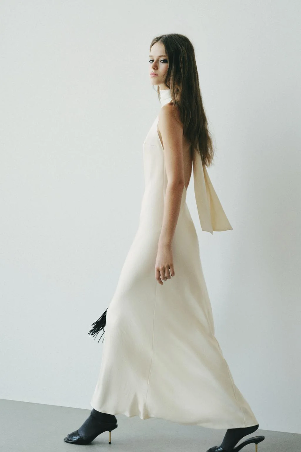 Длинное атласное платье с завязкой