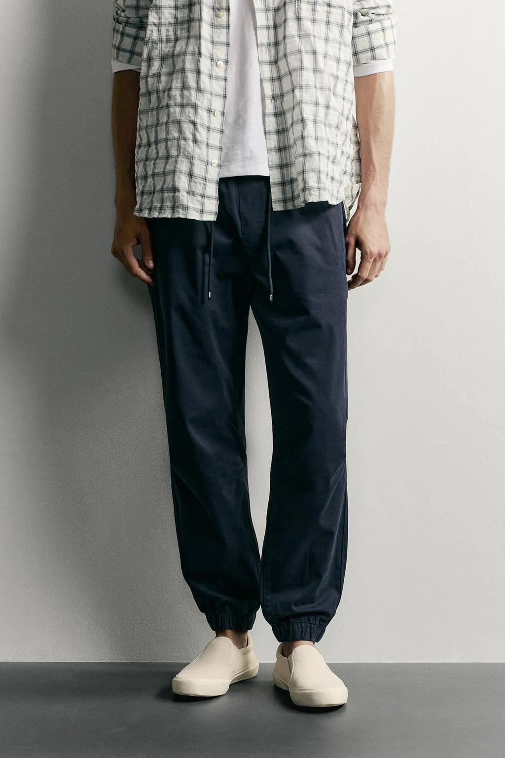 Брюки slim fit с поясом на резинке в стиле джоггеров