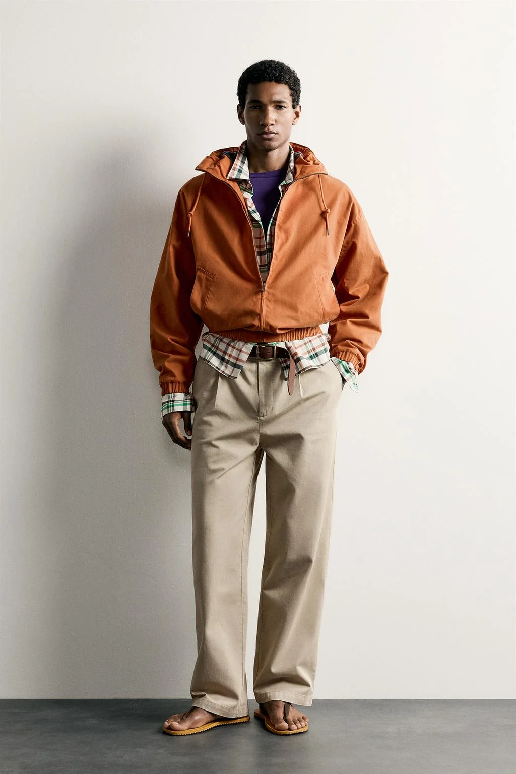 PLEATED RELAXED FIT CHINO TROUSERS