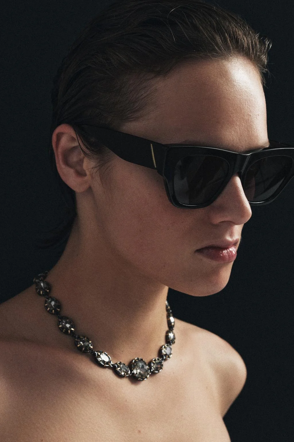 Колье из металлических украшений