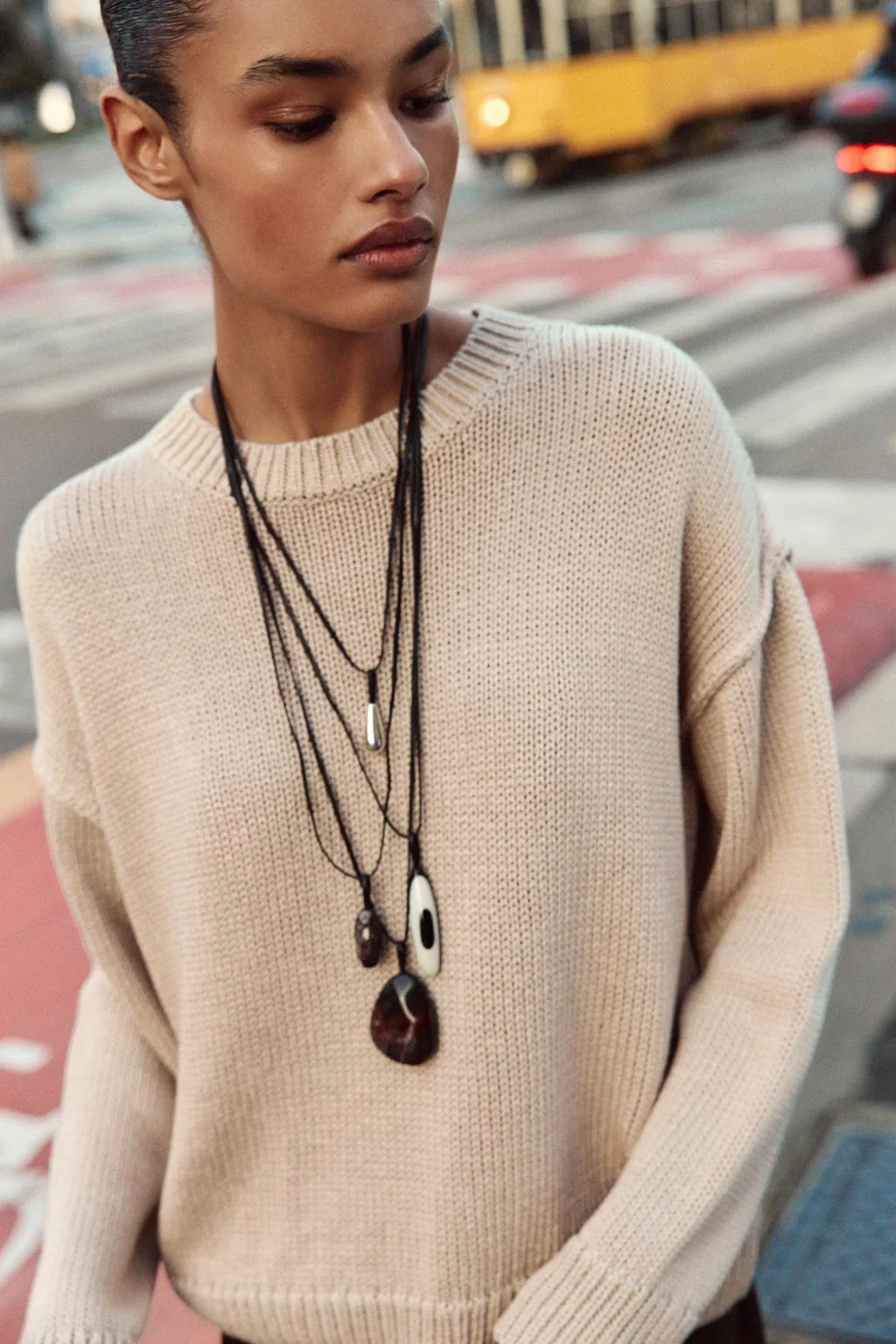 Набор из 4 колье из кожи и камней