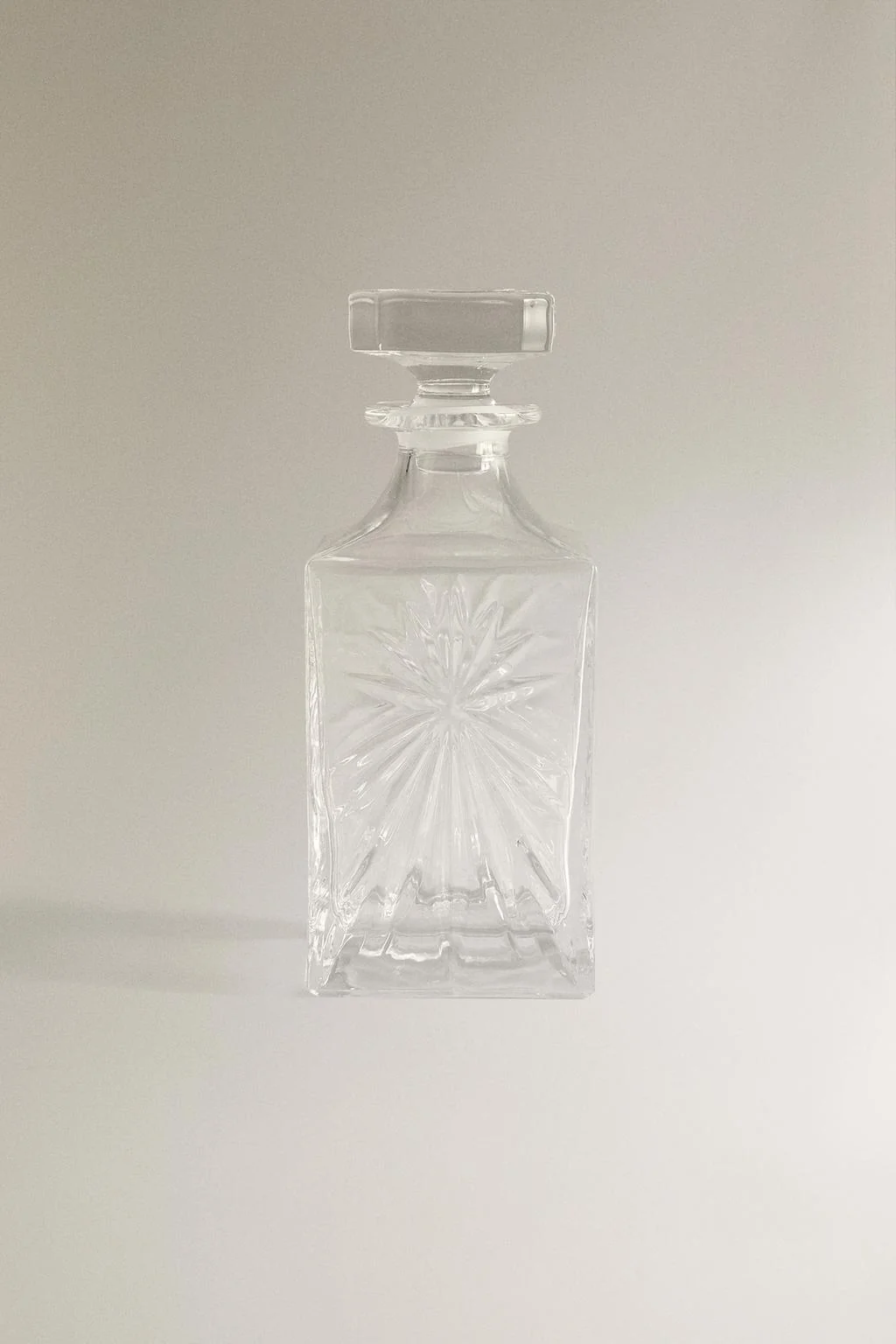 Кристальная бутылка с рельефным дизайном — Керамические Ванны