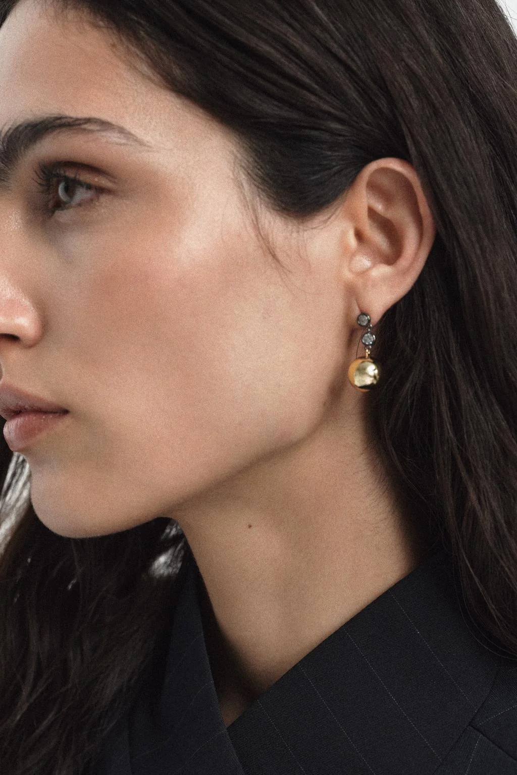 Набор несочетаемых серёг со стразами и шариками