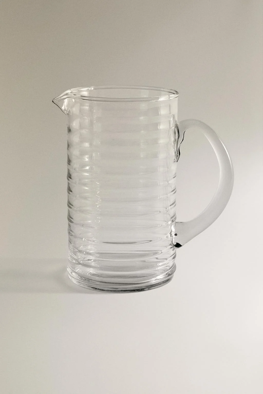 Стеклянный кувшин с рельефной линией