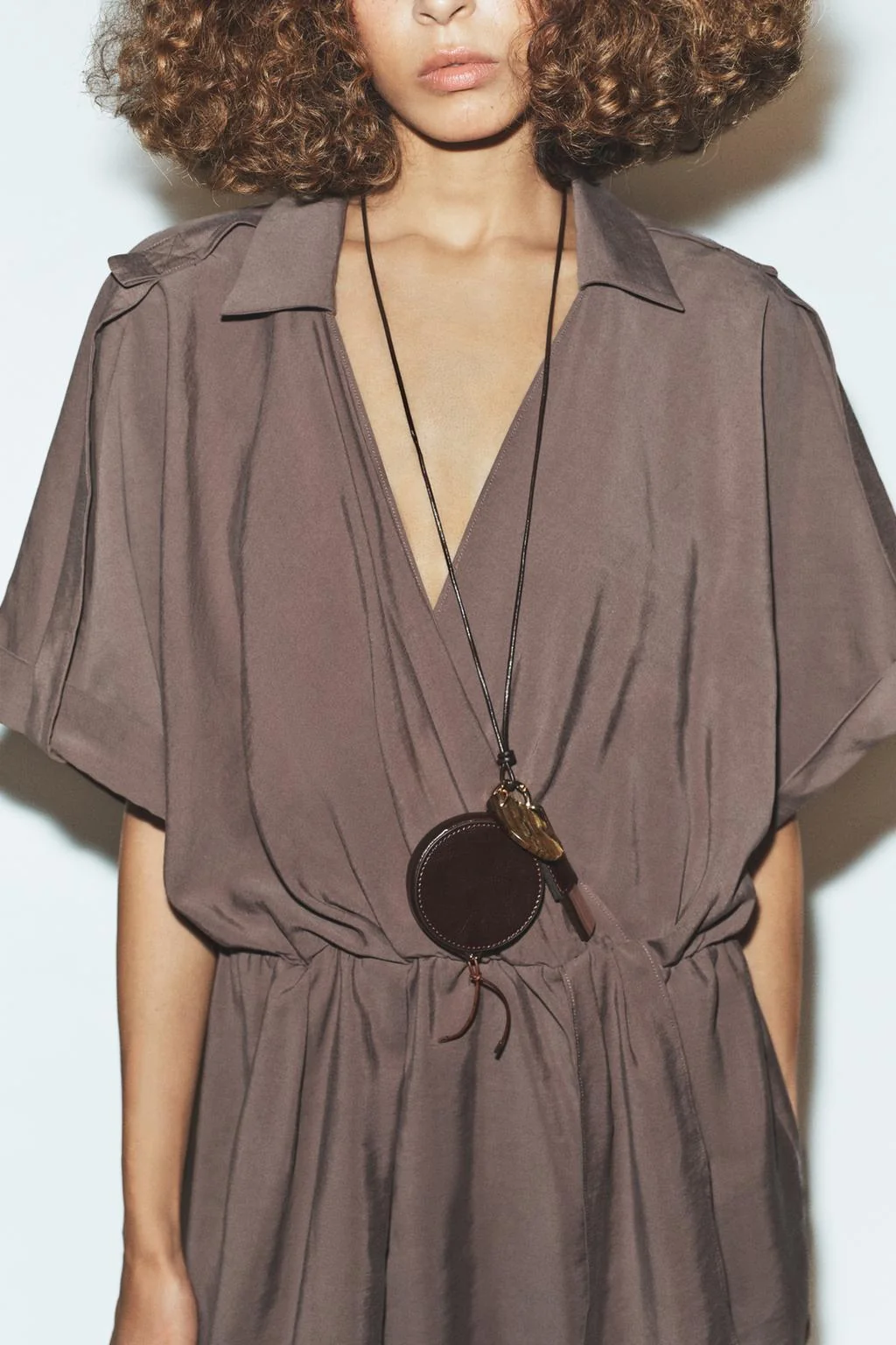 Ожерелье с кошельком из камня и кожи 100%