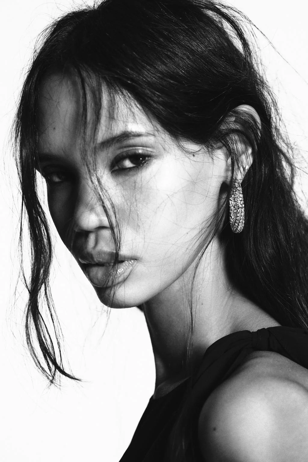 Серьги-обручи с стразами