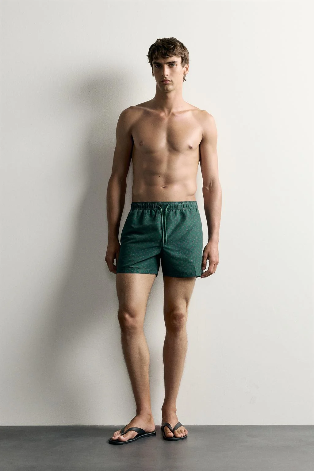 Плавательные шорты средней длины с геометрическим принтом