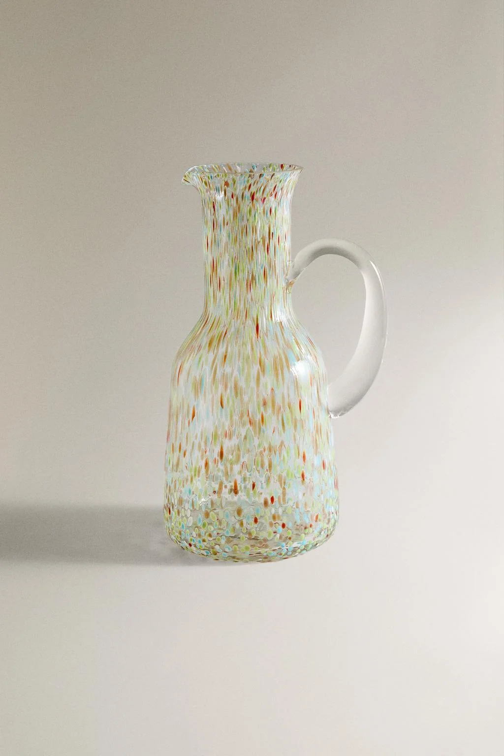 Разноцветный стеклянный кувшин