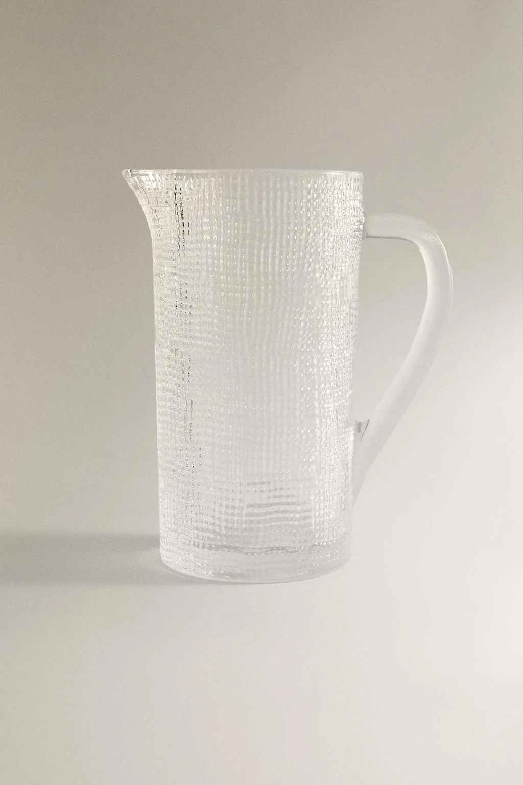 Стеклянный кувшин с рельефным дизайном
