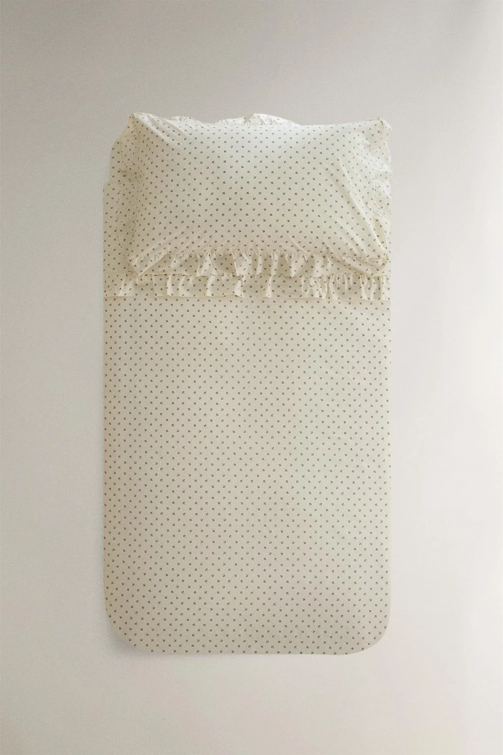 Детский наволочный чехол с оборками и цветочным принтом