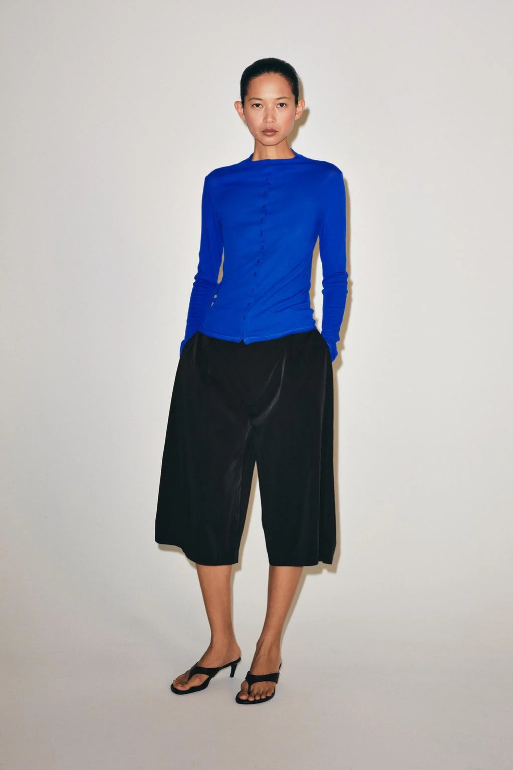 BUTTONED HIGH NECK T-SHIRT