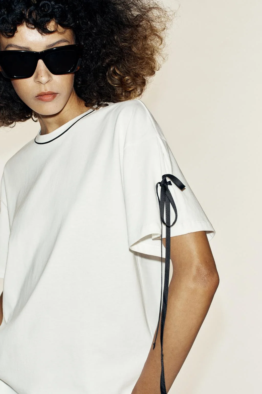 T-SHIRT WITH CONTRAST PIPING AND TIES