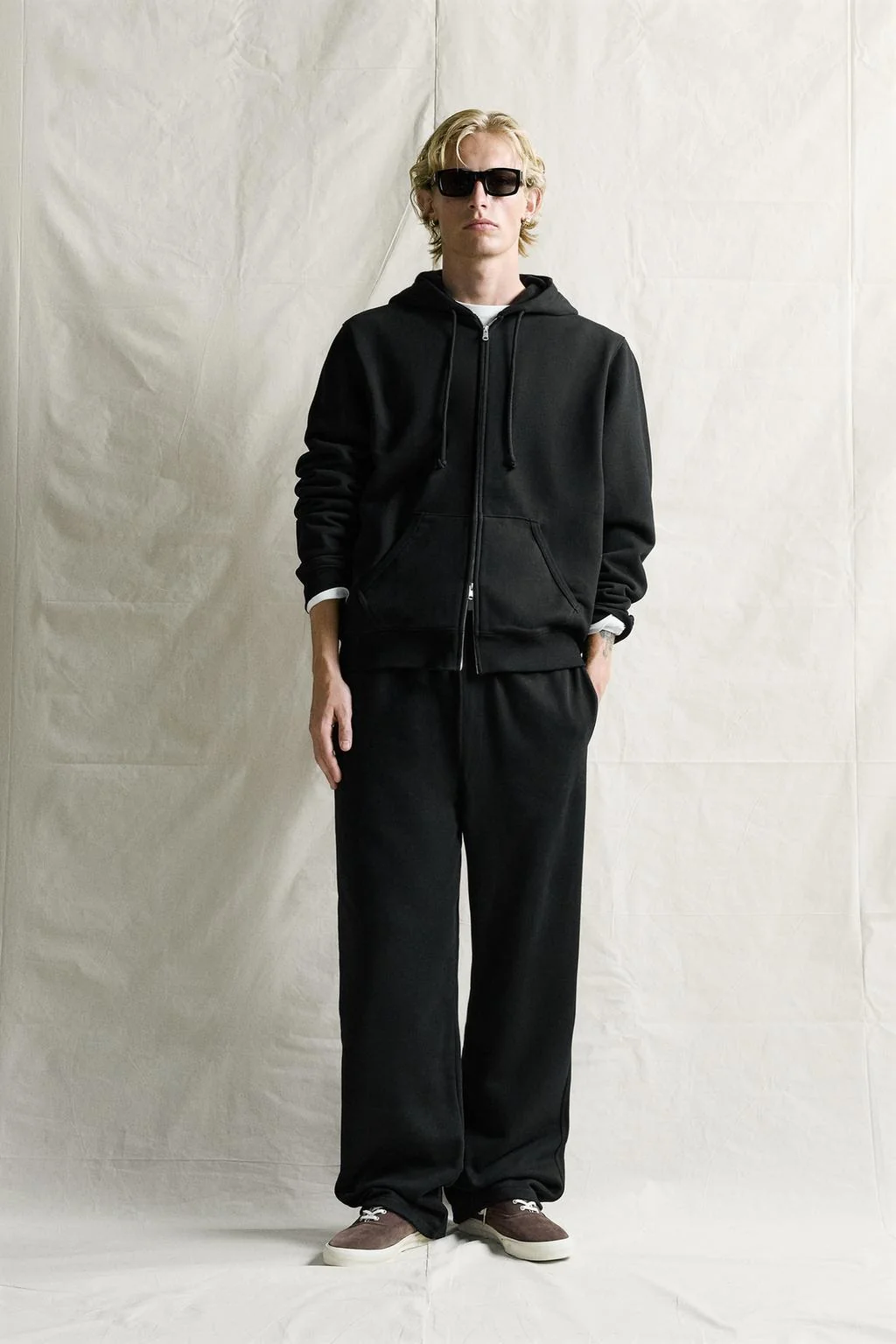 REGULAR FIT HOODIE WITH ZIP